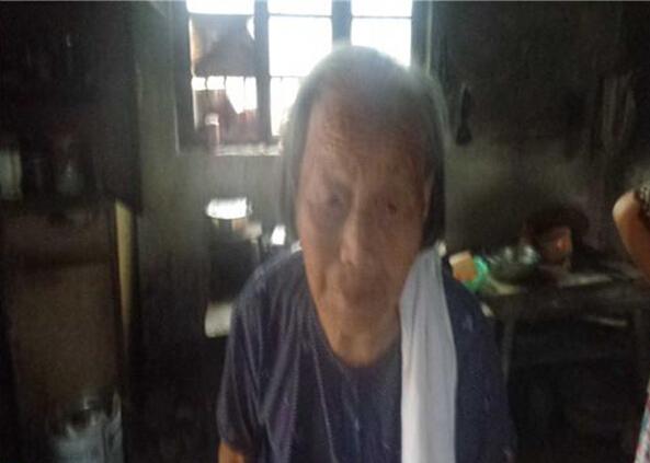 李凤英老人孤单一个人生活,老人已失去劳动能力,家里没有收入