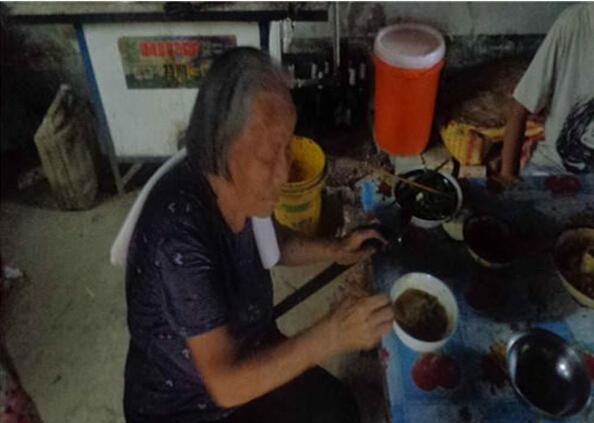 李凤英老人居住环境和生活条件很差,希望爱心人士帮帮她