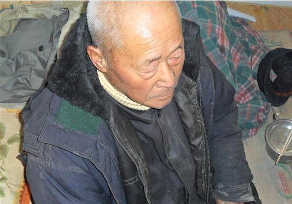 王玉民老人对生活失去了信心,每天坐在屋里唉声叹气,愁眉不展。