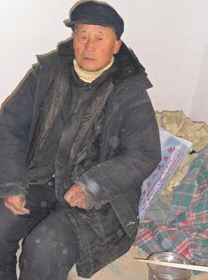 王玉民老人每天面对着病例发愁,没钱医治。