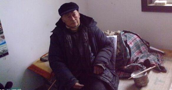 王玉民老人因为病痛的折磨,整天泪眼汪汪痛苦不已。