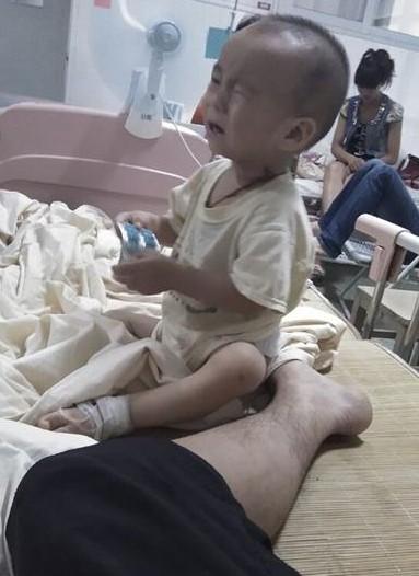 小勇慈看到手里拿着的药片想到很苦自己要吃,就哭了起来。