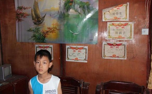 孙佳辉学习成绩优异,是班上的三好学习,姐弟俩都很珍惜上学的机会