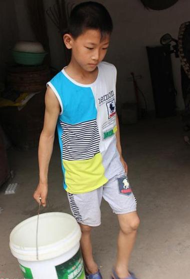 放学回家,孙佳辉都会主动帮妈妈做些家务,父亲去世,他是家里的男劳力