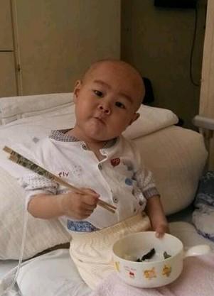 小博文很乖,第一个疗程结束恢复后,自己在拿着碗筷吃饭了。