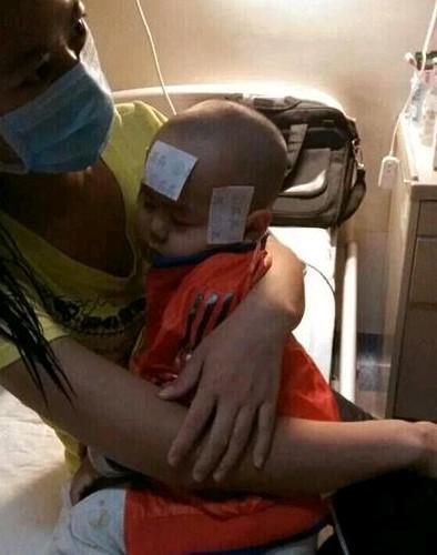小博文妈妈抱着睡着的小博文,小博文显得很安逸。
