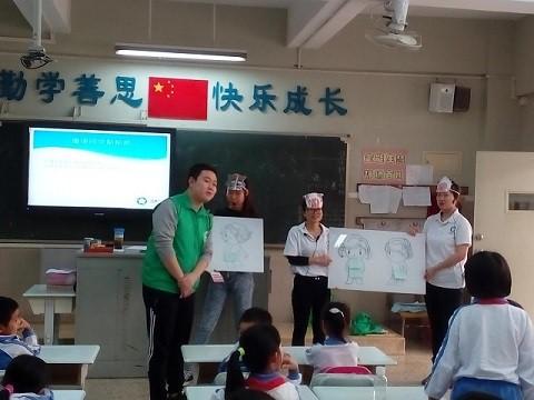 实际上,儿童性侵害发生率更高,超出公众认知。根据北师大的研究团队在北京、兰州9个高中开展的调查显示,儿童性侵害发生率在6.7%-21.8%之间,其中包括非接触的性侵害。联合国公布的数据称,在发展中国家,每4个女性、每10个男性都有1人在其18岁之前发生过非自愿性的性行为(包括非接触的性行为)。儿童性侵害高发的主要原因之一,是儿童性安全防护教育的缺失。根据我们的调查显示,81%的家长在开展性安全防护教育方面存在困扰。学校也有意愿开展性安全防护教育,但缺少合适的方式。只有15%的幼儿园儿童知道何为隐私部位;经过我们的课程教育后,可大幅度提高至90%。不过在情境模拟中,孩子很难投入,无法预防熟人为主的诱惑式性侵害,需要持续教育。