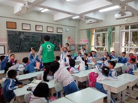 二、项目目标 1、在每1所小学、幼儿园针对3-8岁的低龄学童开展两期性安全防护教育,让他们知道何为隐私部位、好的接触与不好的接触、如何拒绝不好的接触、发生不好的接触应该向谁求助。 2、通过在学校的试点开展,让学校老师、驻校社工或社区社工,掌握性安全防护教育开展的方法技巧。 三、项目周期、实施地 :深圳市的小学与幼儿园,滚动募款,持续进行。