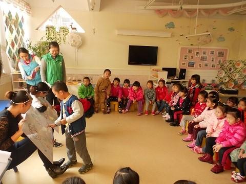 一、策略解析 1、“社工+学校+家庭”的联动模式:社工负责设计并开展性安全教育课程,跟进强化教育;学校提供场地支持和开展协助,组织学生与家长参与;家长负责开展强化教育。这样能充分发挥学校和家长在性安全防护教育中的能动性。 2、激发儿童参与积极性。运用社区剧场作为性安全防护教育的主要方式,十分活泼新颖,吸引儿童注意力,并在情境讨论和模拟中,深化学习。在实践过程中,非常受学生的欢迎,学校也十分认可。 3、重视强化教育。通过指导手册给家长任务清单的方式,给家长明确指引,运用行为管理的理念,通过“1天-3天-1周-1月-3月”,进行强化教育,保证教育效果。