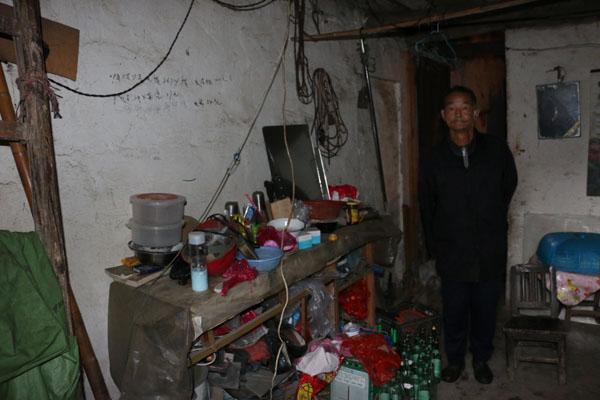 老人破旧不堪堆满杂物的家