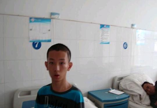 杨建华在病床上等候治疗。