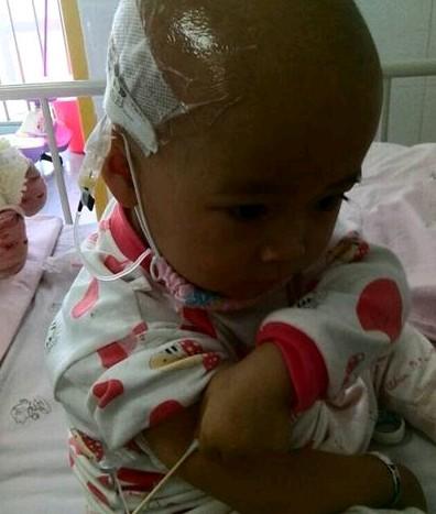 小柯珈打手臂针不仅不哭还自己压住。