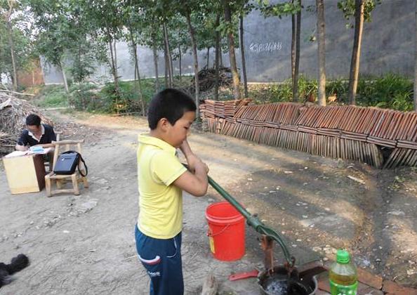 刘浩天的父亲听力残疾,母亲患血管瘤去年刚做过手术,家里经济压力大