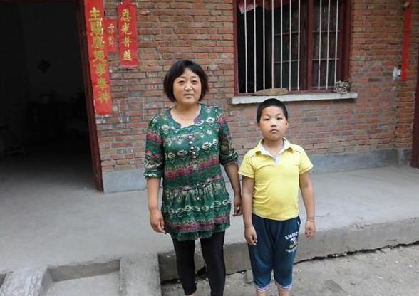 刘浩天和他的母亲,刘浩天的母亲患病还在复查治疗中,因治疗家中欠下外债