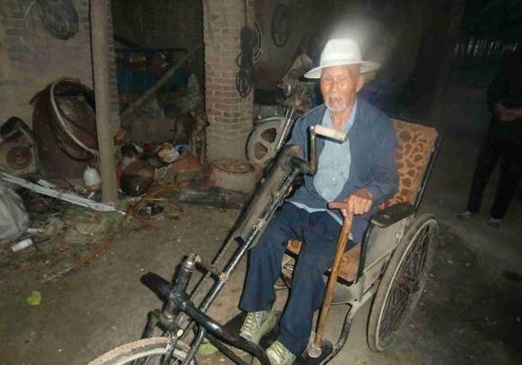 郝玉德老人今年79岁,患半身不遂,常年坐在轮椅