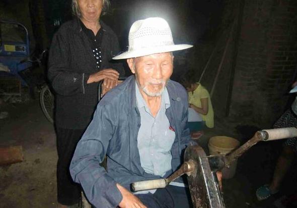 郝玉德老人失去劳动能力,家里没有收入,生活全依靠政府的补助和邻居的帮助