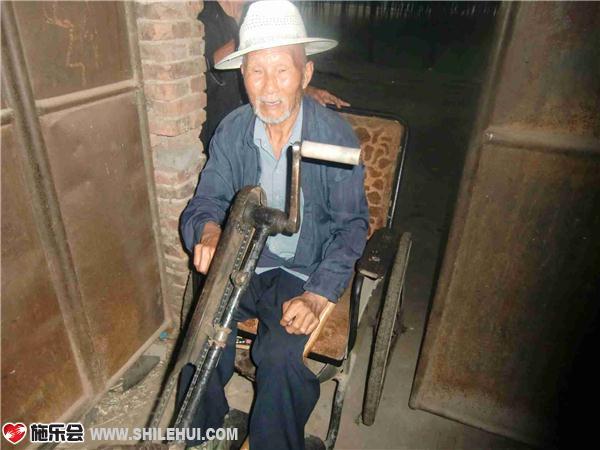 郝玉德老人生活不能自理,平时都是靠老伴照顾