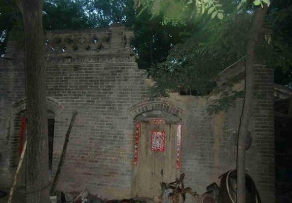 郝玉德老人居住的简陋的住房,随时面临着坍塌的危险