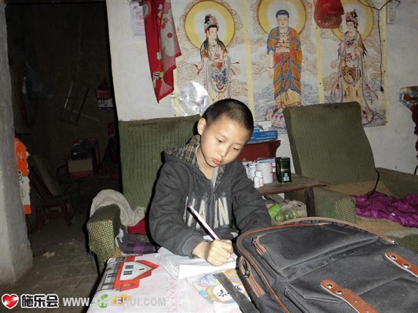 包金龙今年11岁,在读小学五年级,家里还有姐姐和妹妹也在上学