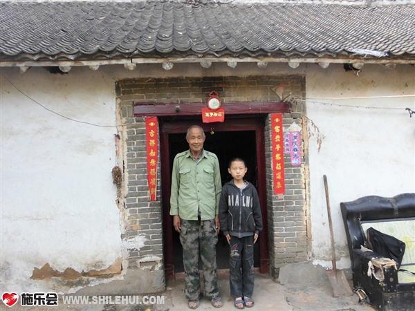 包金龙和他的爷爷,一家七口人,爷爷奶奶年迈身体多病,家里居住的环境也很差