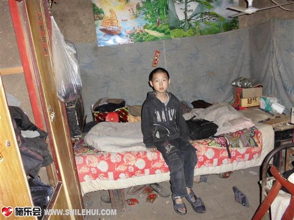 包金龙的父亲脚残疾,基本失去劳动能力,全家靠包金龙的母亲一人种田维持一家人的生活