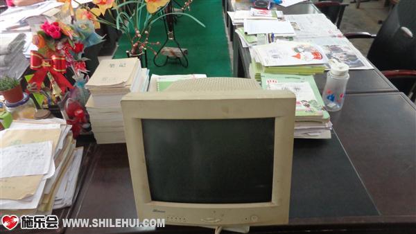 学校里仅有的一台老式电脑,还是2005年配发的
