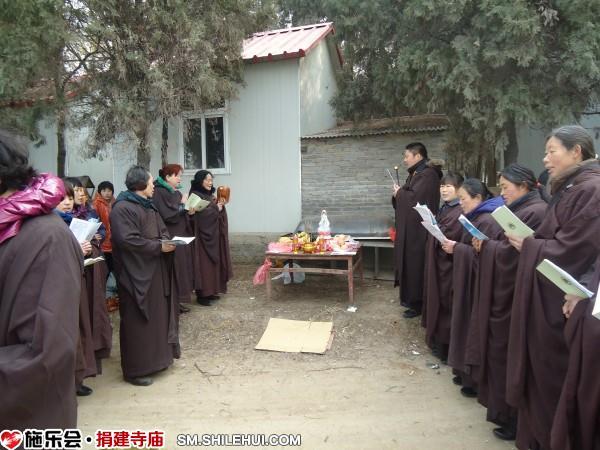 众居士在念诵放生仪轨