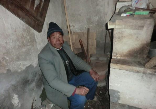 孤独老人钟金福准备烧火做饭。