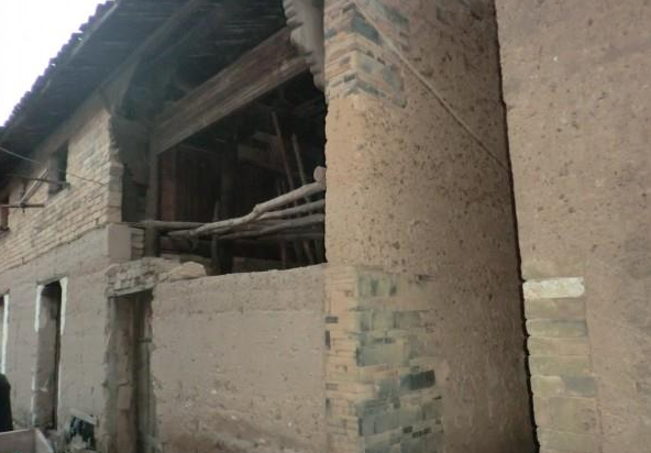 钟金福的泥巴房子早已破旧不堪。