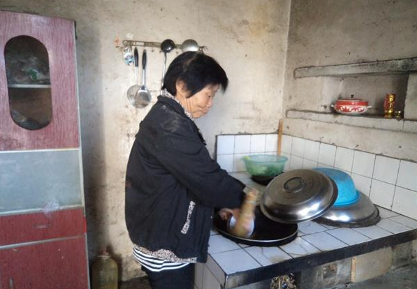 张云梅饭后在洗碗。