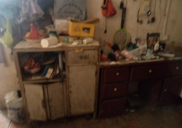 张云梅的家里狭小又杂乱。