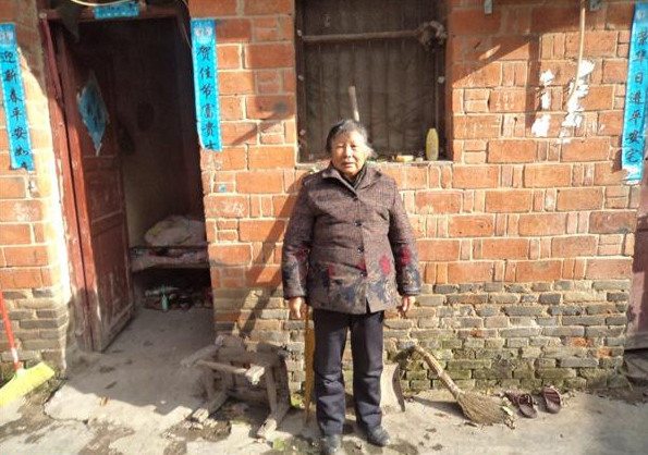 张宗梅,女,70岁,患有风湿病,还要照顾偏瘫的老伴,实属不易。