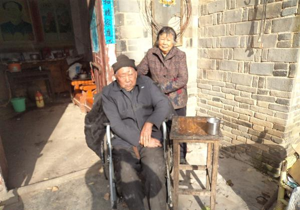 张宗梅每天都会无微不至的照顾偏瘫的老伴。