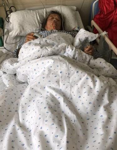 自愿者离开的时候老人说:“谢谢社会上的爱心人士”希望自己不要给女儿带来太大的负担,即使老人躺在病床上心理想的依然是女儿。