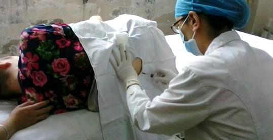 孩子需要定期去医院,这个是医生在给天之做腰穿。