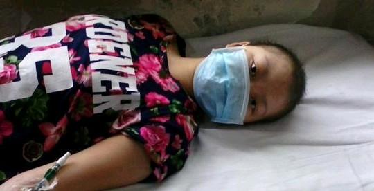 受助人郝天之做完骨穿需要平躺6个小时。