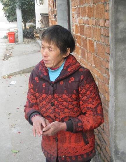 何惠如今年58岁,今年七月不慎摔伤住院医治