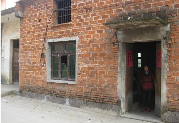 何惠如一家所居住的房屋,因家庭经济条件有限无力翻新