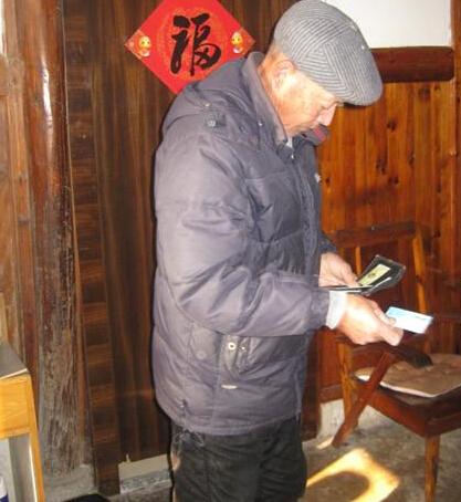 腿部受伤,两次住院,花费十余万,导致家庭困难