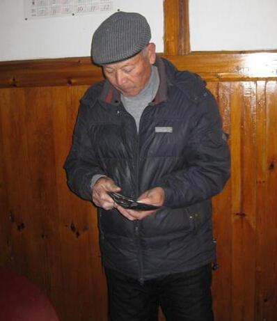 徐康林老人的妻子身体差患有高血压,平时也离不开药