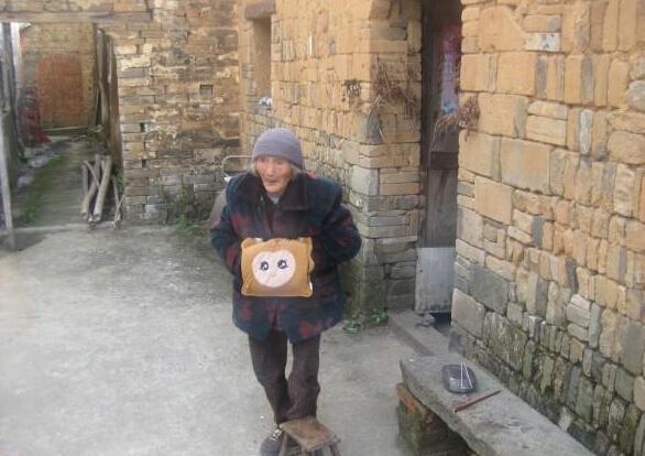 余德时老人今年86岁,患有老人痴呆,已基本失去自理能力