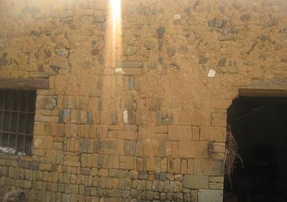 余德时老人居住的房屋破旧,无力翻新和修缮