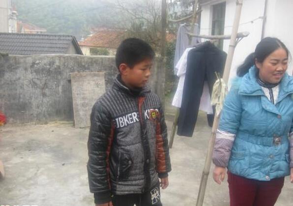 罗宏伟一家居住在山区,没有田地,父母亲做点零工,没有固定的收入