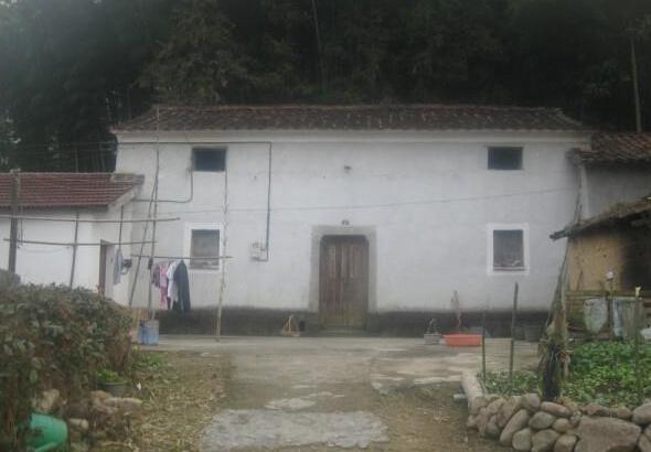 罗宏伟的房屋坐落在半山腰,砖瓦土坯房已盖了很多年