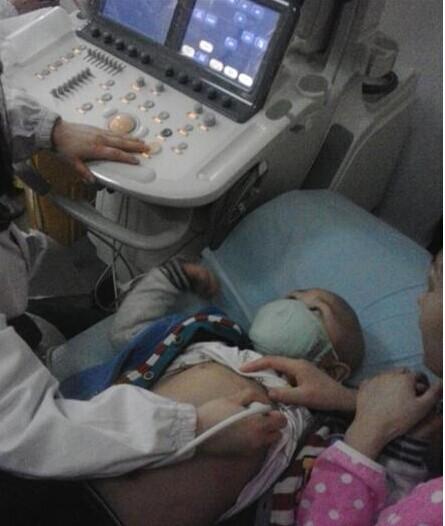 医生在给孩子做检查,妈妈要一直陪在一边