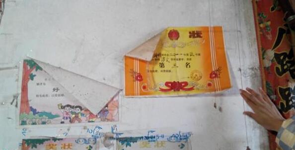 赖国明的家里贴满了他的奖状