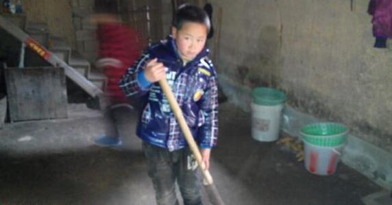 郑永强的父母感情不合,母亲离家,父亲外出打工,郑永强一直随着爷爷奶奶生活