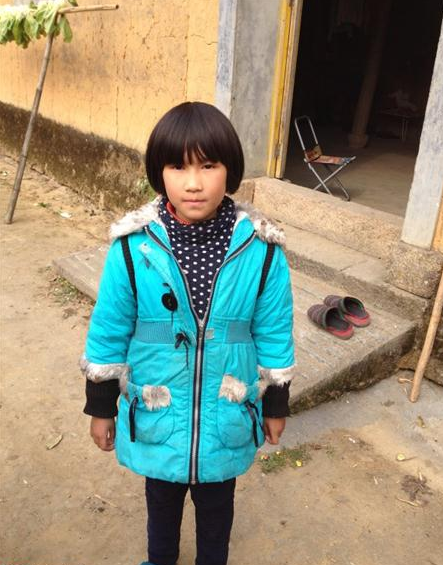 陈瑶瑶是一个很可爱的女孩子,爸爸妈妈在外务工,家里和爷爷奶奶还有姐姐一起住。