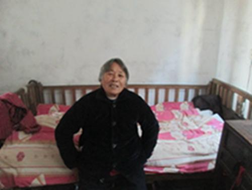 张玉芳老人讲述自己的家庭情况