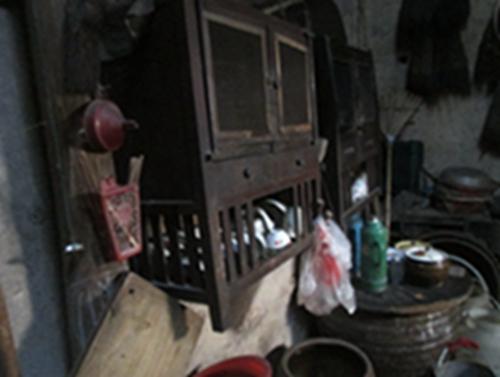 张玉芳老人家的碗柜,是多年前留下来的碗柜